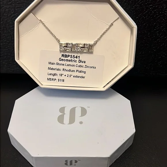 Bomb Party Geometric Diva necklace - Picture 2 of 2